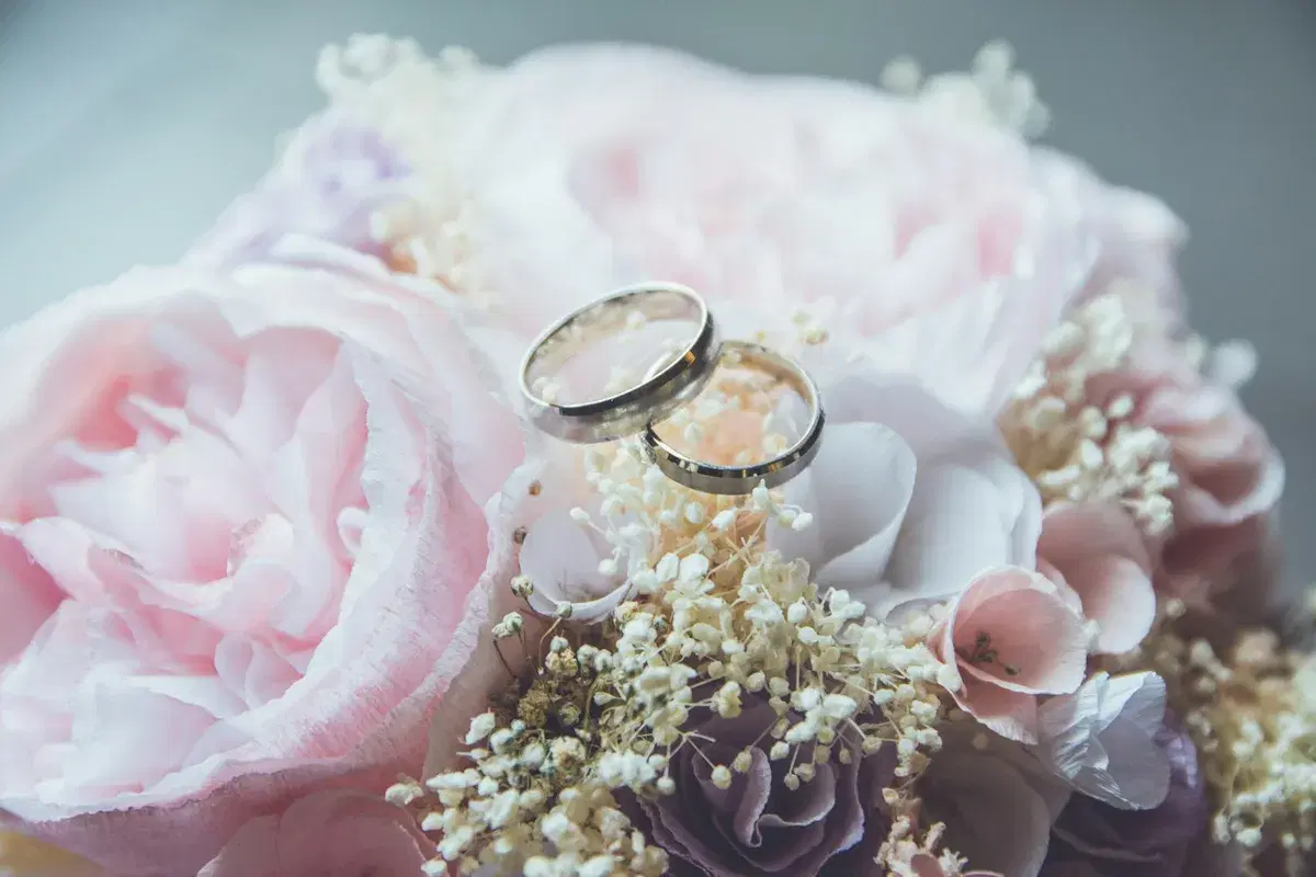 Dua cincin di atas jambangan bunga peoni